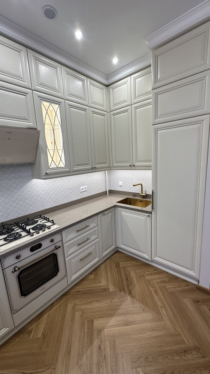 Кухня в классическом стиле с бронзовым декором