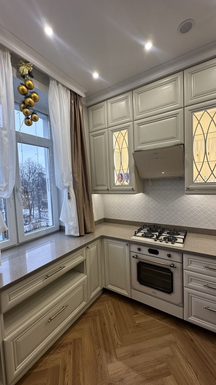 Кухня в классическом стиле с бронзовым декором